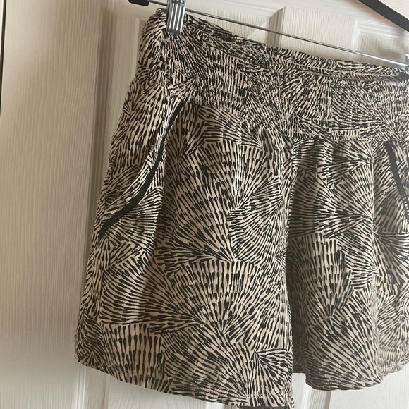Three Dots Women's Printed Pull On Printed Shorts Beige Size small - Picture 4 of 6